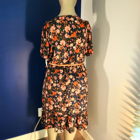 Short Sleeve Belted Dress - Picture 3 of 8